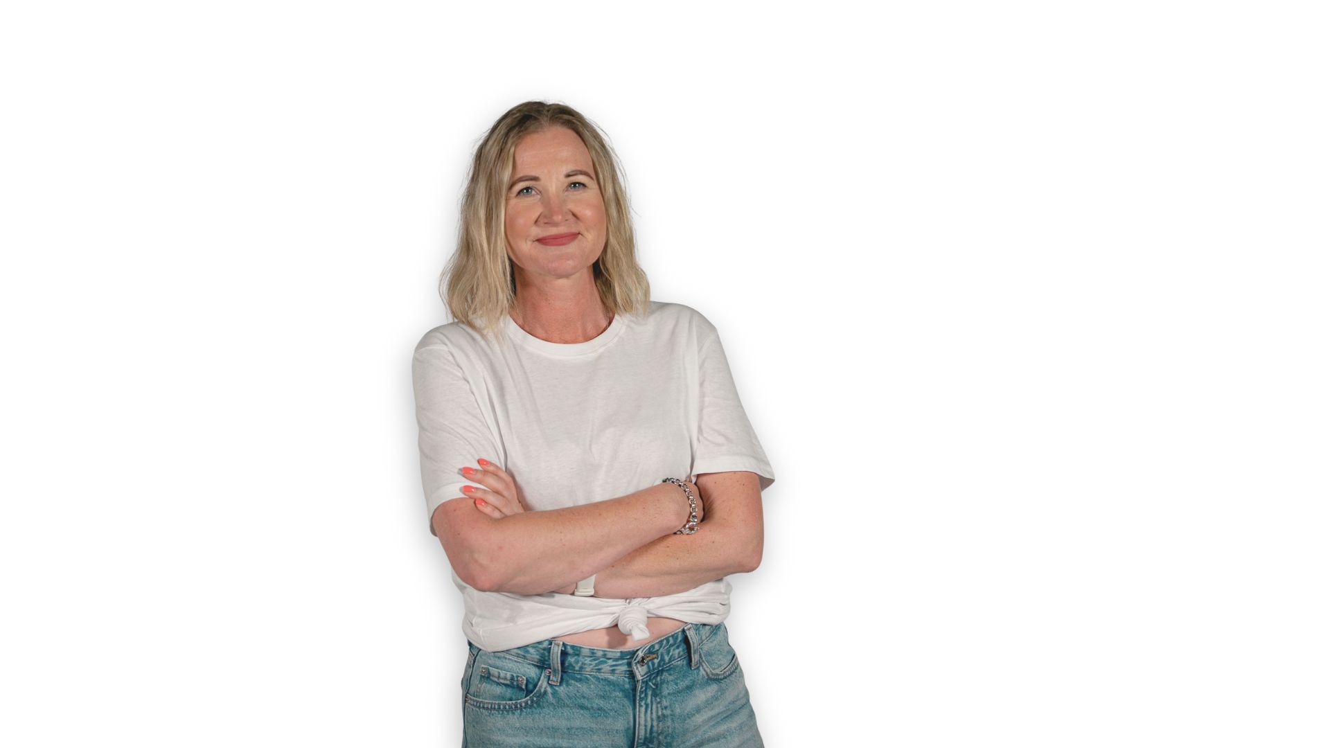 Hymyilevä nainen seisoo valkoista taustaa vasten.