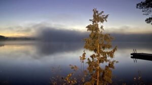 Maisema öisesta järvestä ja laiturista.